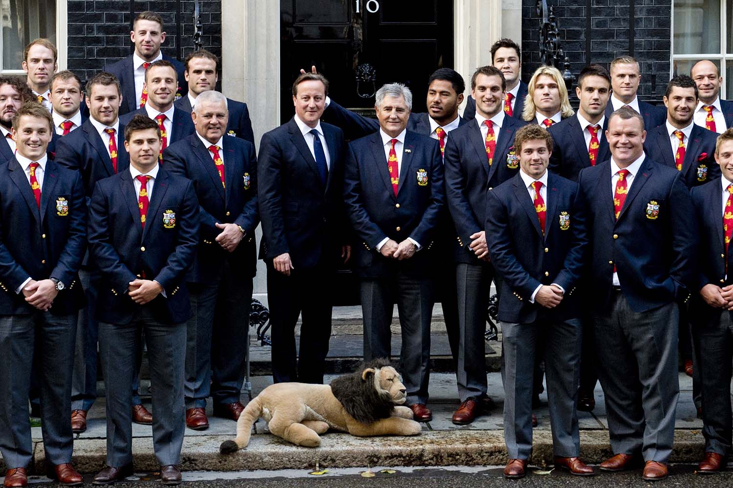 El jugador de rugby Manu Tuilagi pide perdón al primer ministro David Cameron por ponerle cuernos