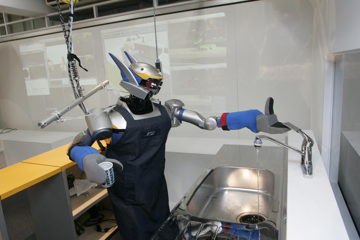 Especial mundo robot. Robot humanoide HRP-2, programado para hacer de camarero y pinche de cocina