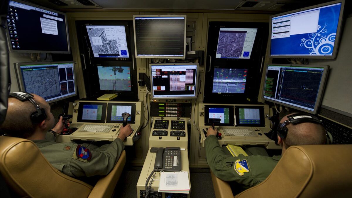 Especial Drones. Unos operadores entrenan con el ‘drone’ MQ-9 Reaper desde la base aérea de Holloman