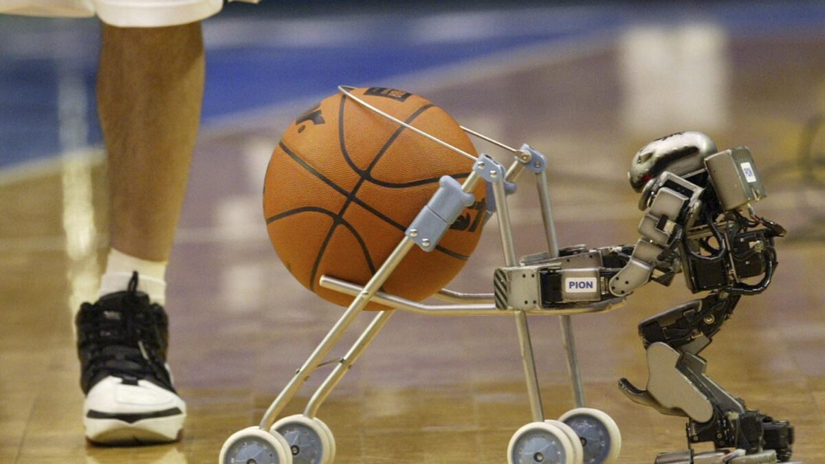 Especial mundo robot. Un robot creado en Seúl recoge las pelotas de baloncesto