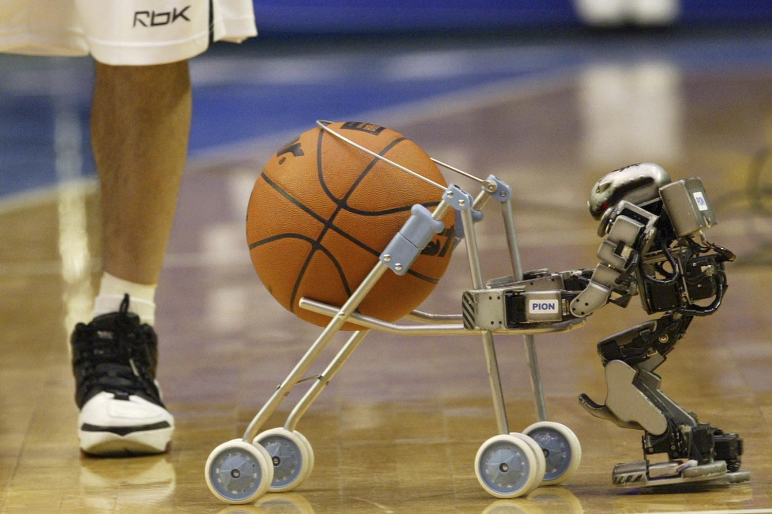Especial mundo robot. Un robot creado en Seúl recoge las pelotas de baloncesto