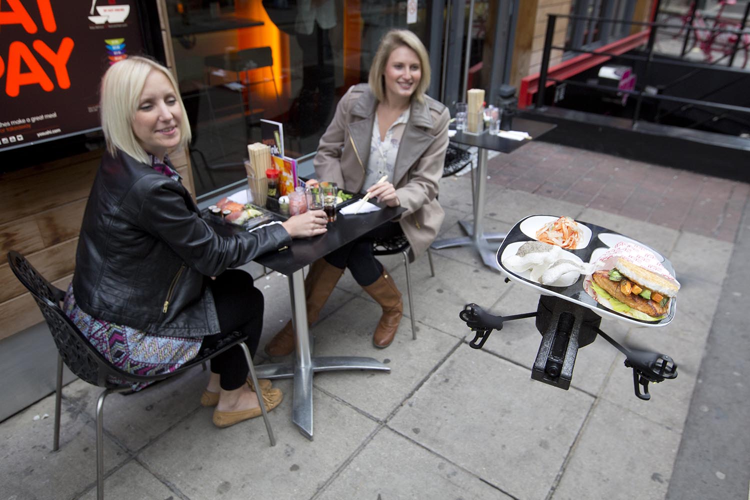 Especial mundo robot. iTray, un robot dirigido a control remoto desde un iPad, sirve la comida