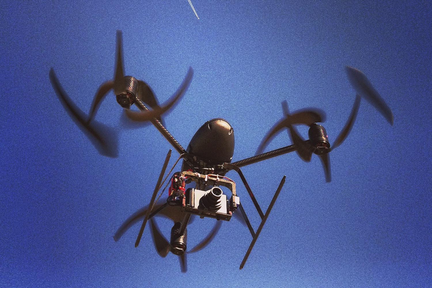 Especial Drones. El 'drone' Draganflyer X6 puede volar a 50 km/h y subir hasta los 400 m de altura