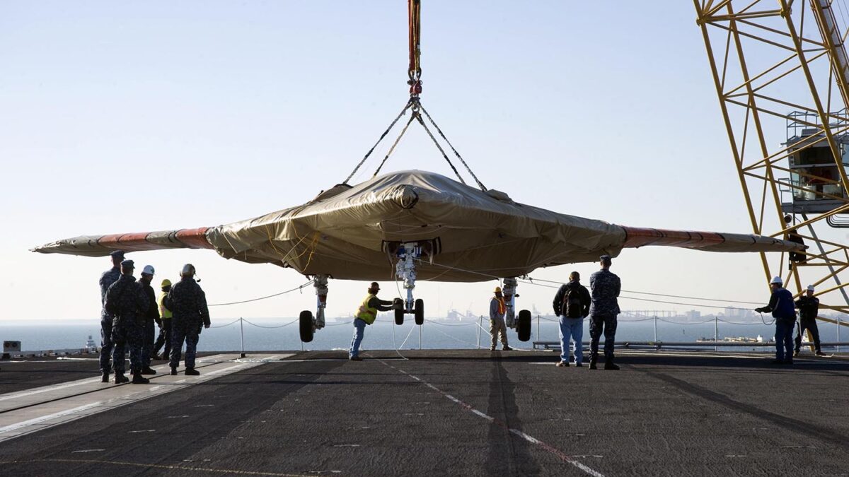 Especial Drones. Un X-47B es colocado en el portaaviones USS Harry S. Truman, en Virginia