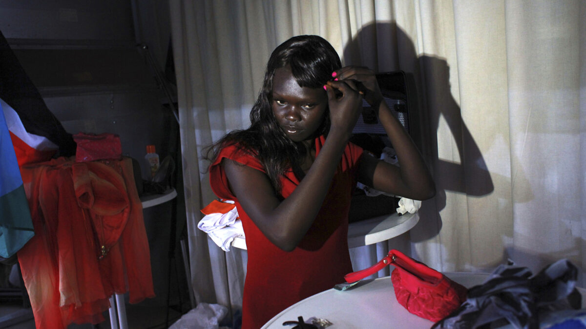 Especial Fuera del canon. Una modelo se prepara para el desfile de Miss Sudán del Sur 2013 en Yuba