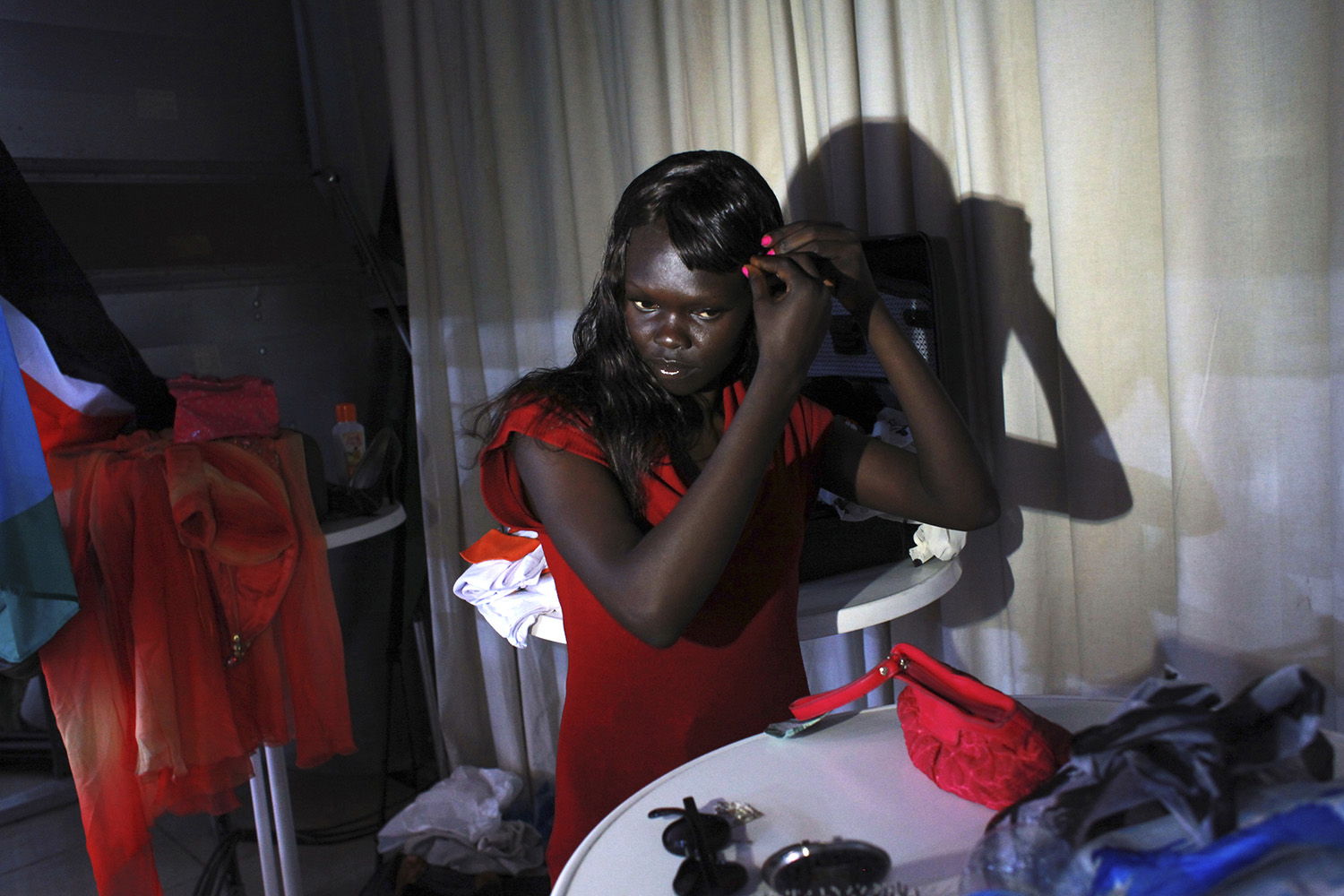 Especial Fuera del canon. Una modelo se prepara para el desfile de Miss Sudán del Sur 2013 en Yuba