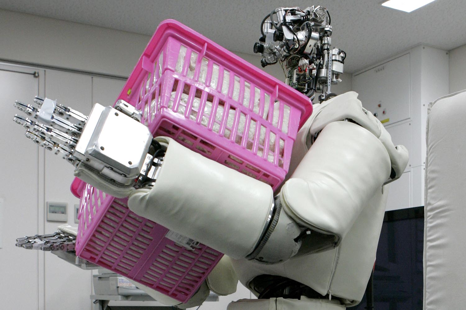 Especial mundo robot. Este robot humanoide es el primero del mundo que levanta paquetes y cajas