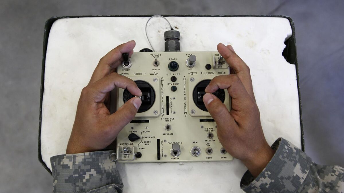 Especial Drones. El mando de control remoto del drone Hunter, utilizado por primera vez en 1999