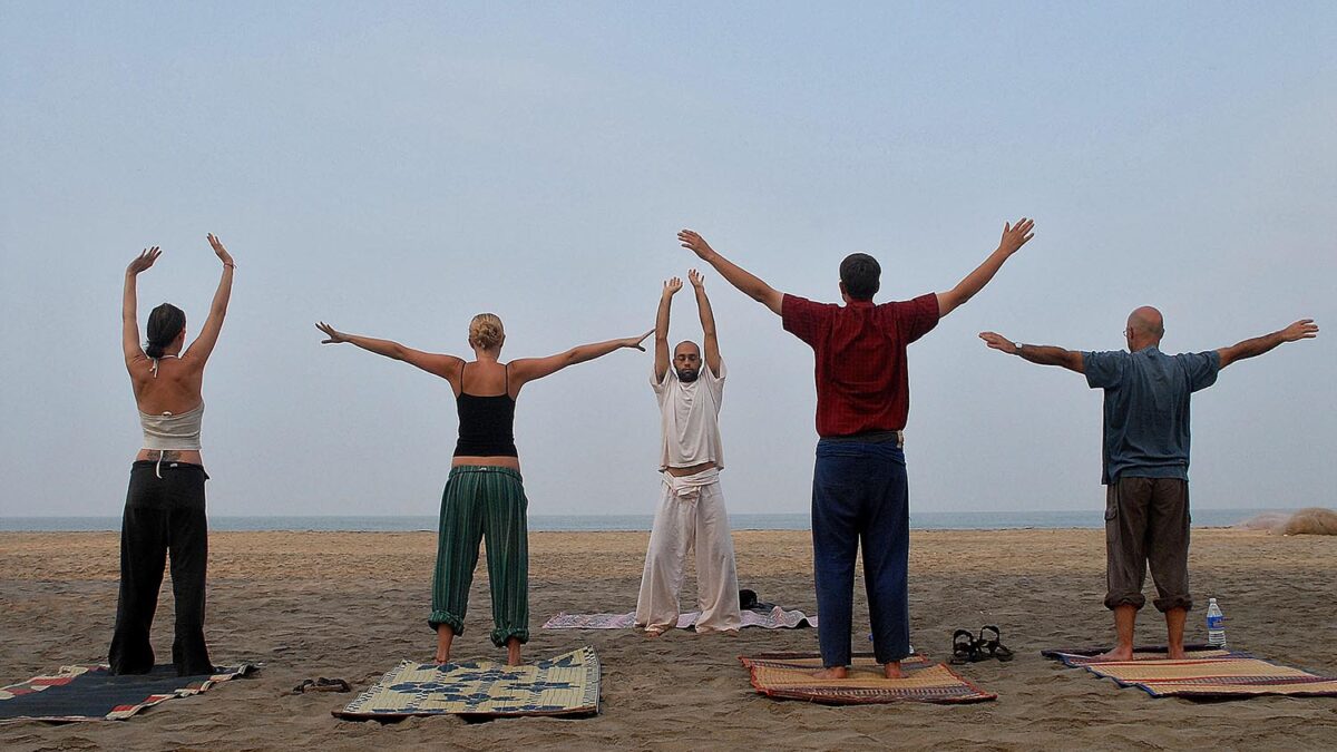 Especial Un mundo pequeño. Aprendiendo yoga en la playa de Arambol, en la India