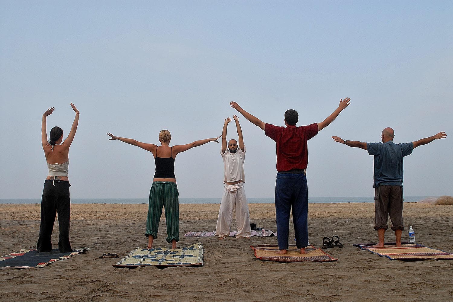 Especial Un mundo pequeño. Aprendiendo yoga en la playa de Arambol, en la India