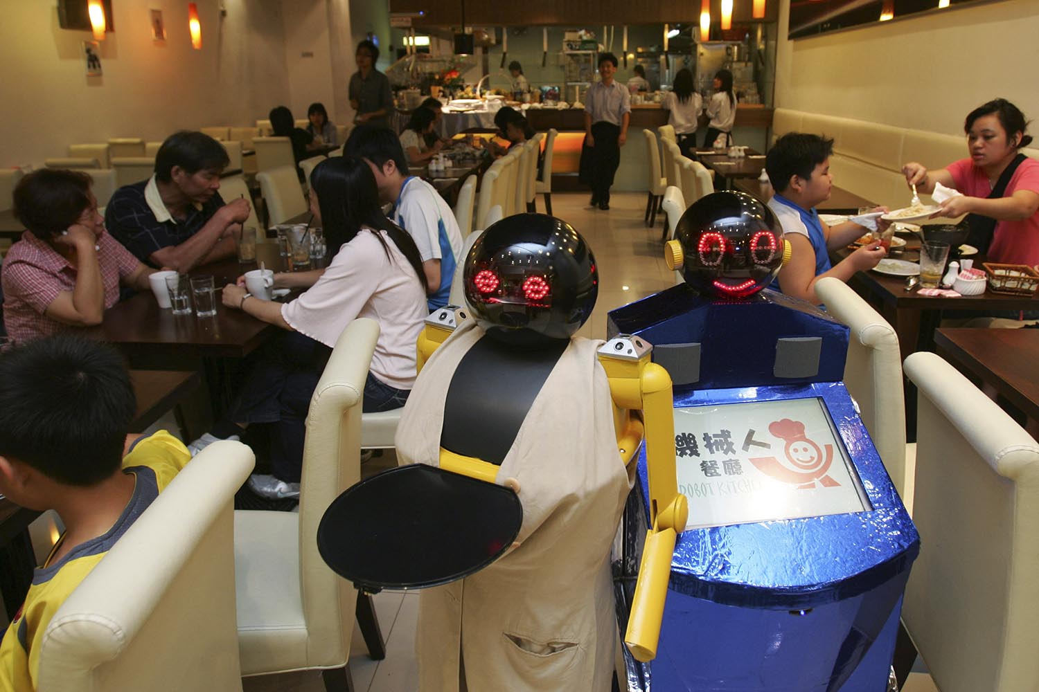 Especial mundo robot. Nº 1 y Nº 2 en el restaurante Robot Kitchen de Hong Kong