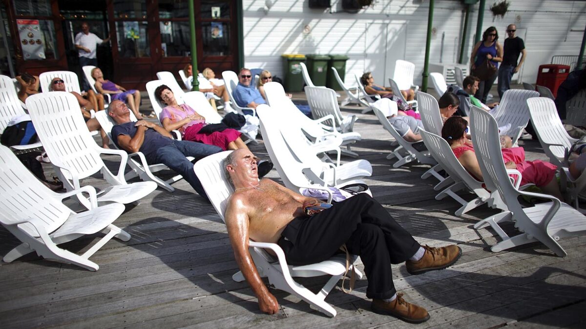 Especial Un mundo pequeño. Tomando el sol en la localidad costera de Blackpool, en Inglaterra