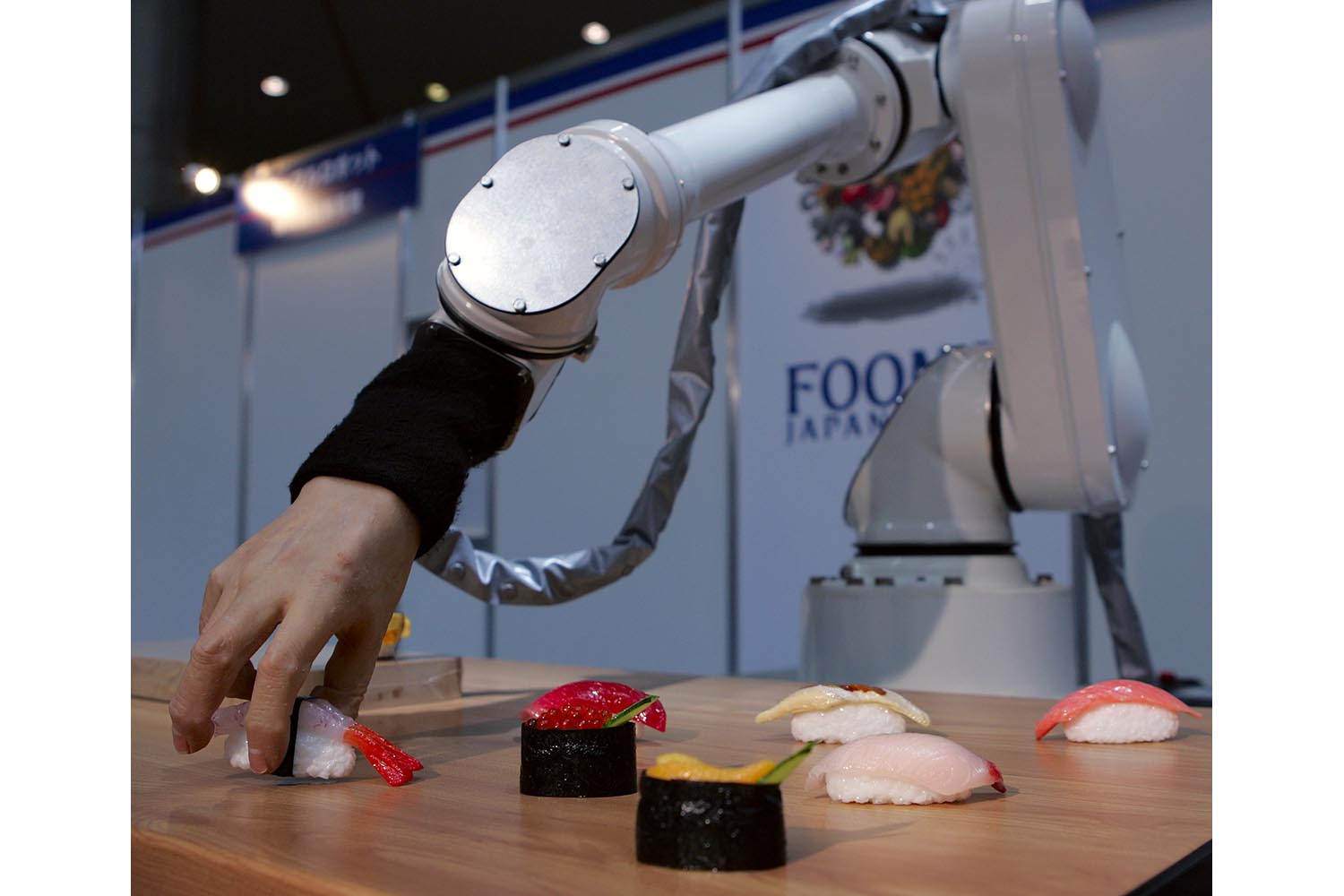 Especial mundo robot. Este robot de suaves dedos humanizados es capaz de manipular cosas delicadas