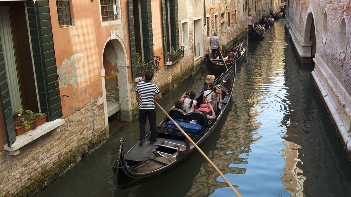 Especial Un mundo pequeño. Navegando por un canal veneciano cerca del Puente de Rialto, en Italia