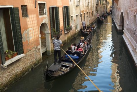 Especial Un mundo pequeño. Navegando por un canal veneciano cerca del Puente de Rialto, en Italia