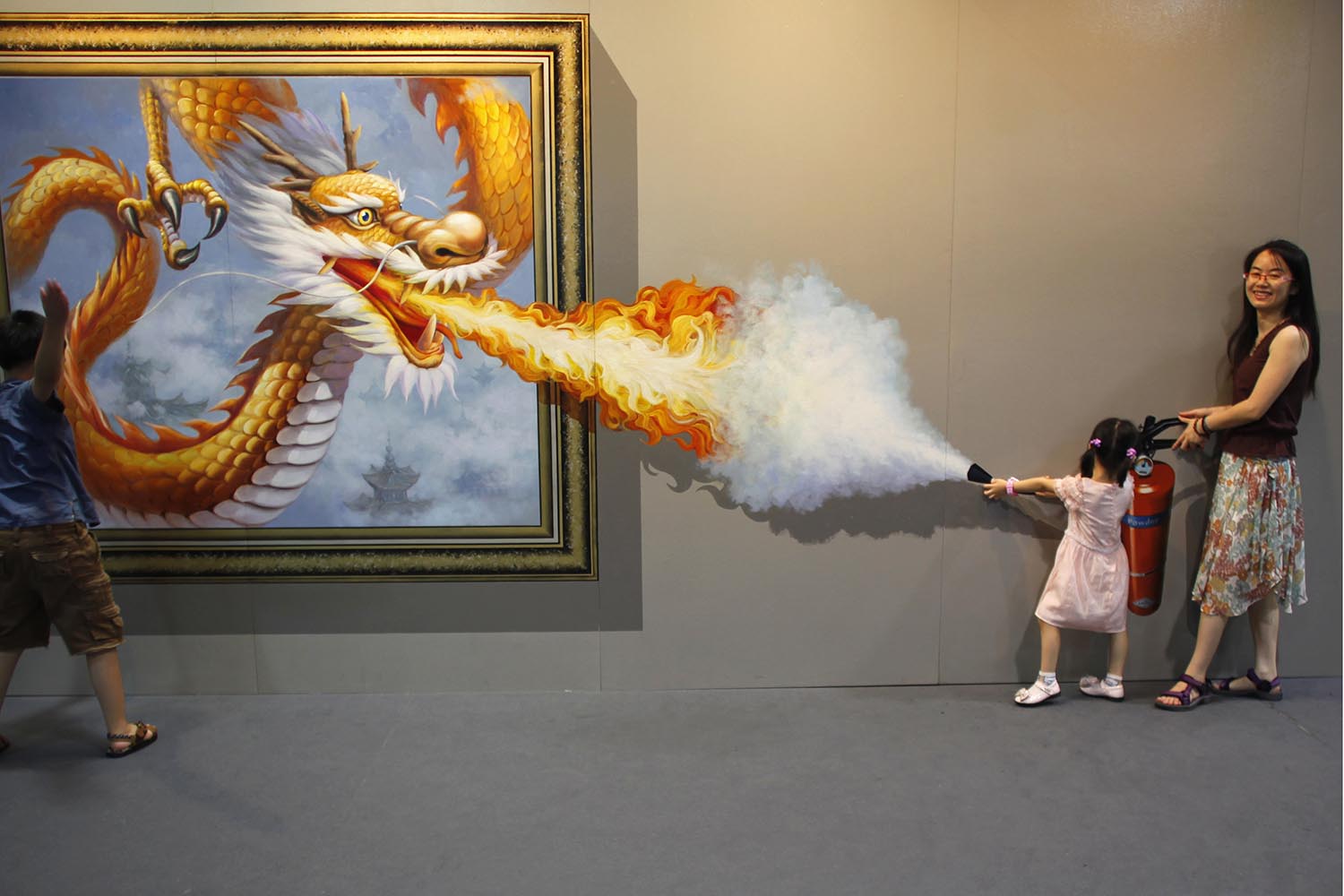 Especial Ilusiones ópticas. Una familia posa junto a una pintura en 3D en Hangzhou, en China