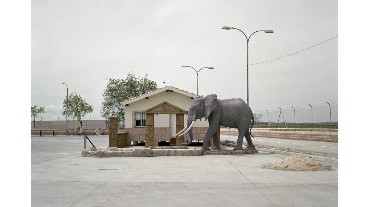 Especial Península. Un elefante de cartón piedra en un área de servicio en Madrilejos, Toledo
