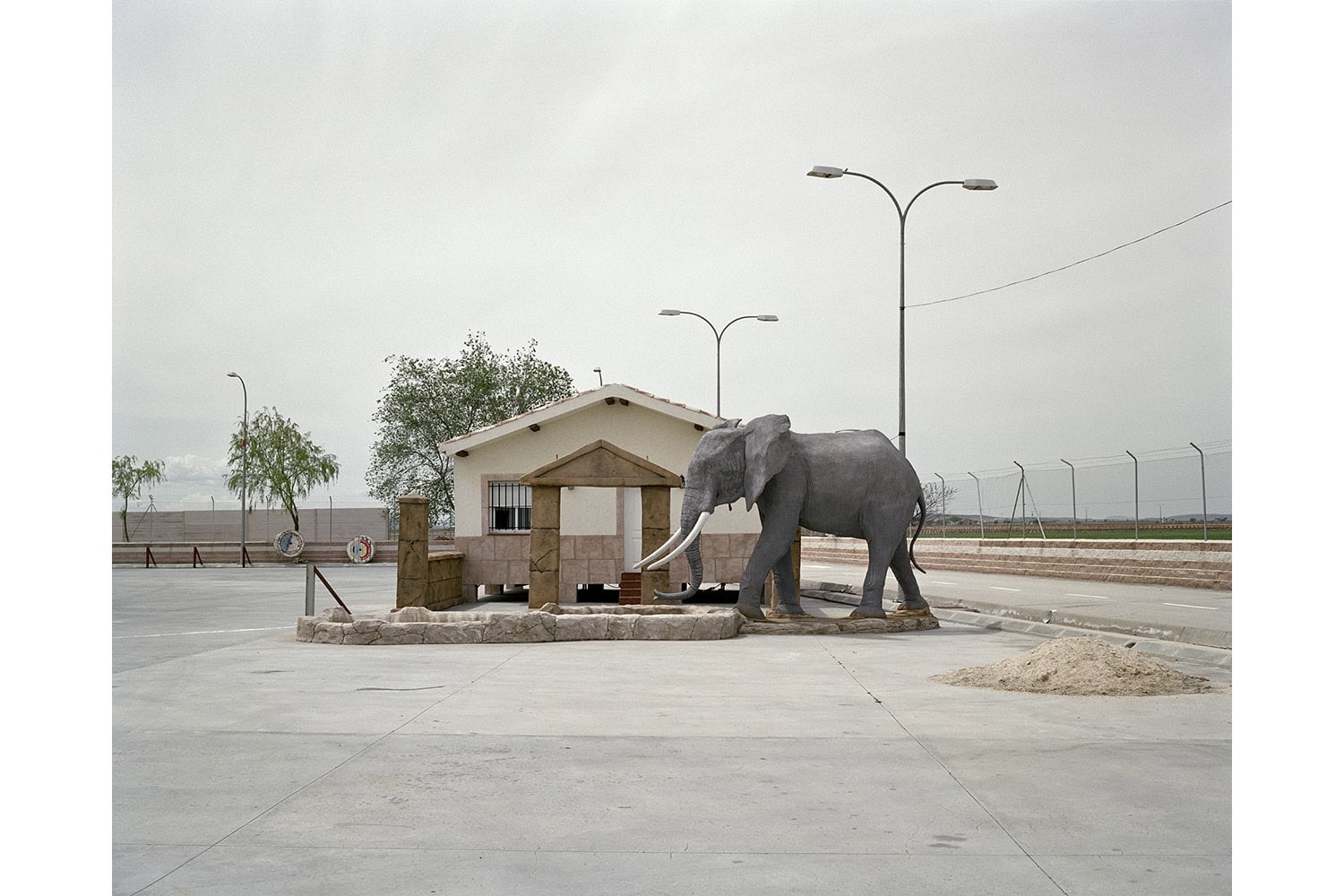 Especial Península. Un elefante de cartón piedra en un área de servicio en Madrilejos, Toledo