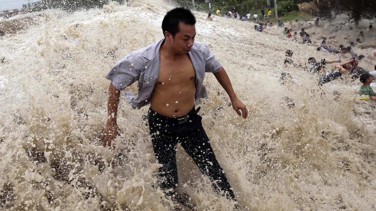 Especial Esperando la ola. Un hombre intenta no ser barrido por el río Qiantang en Haining (China)