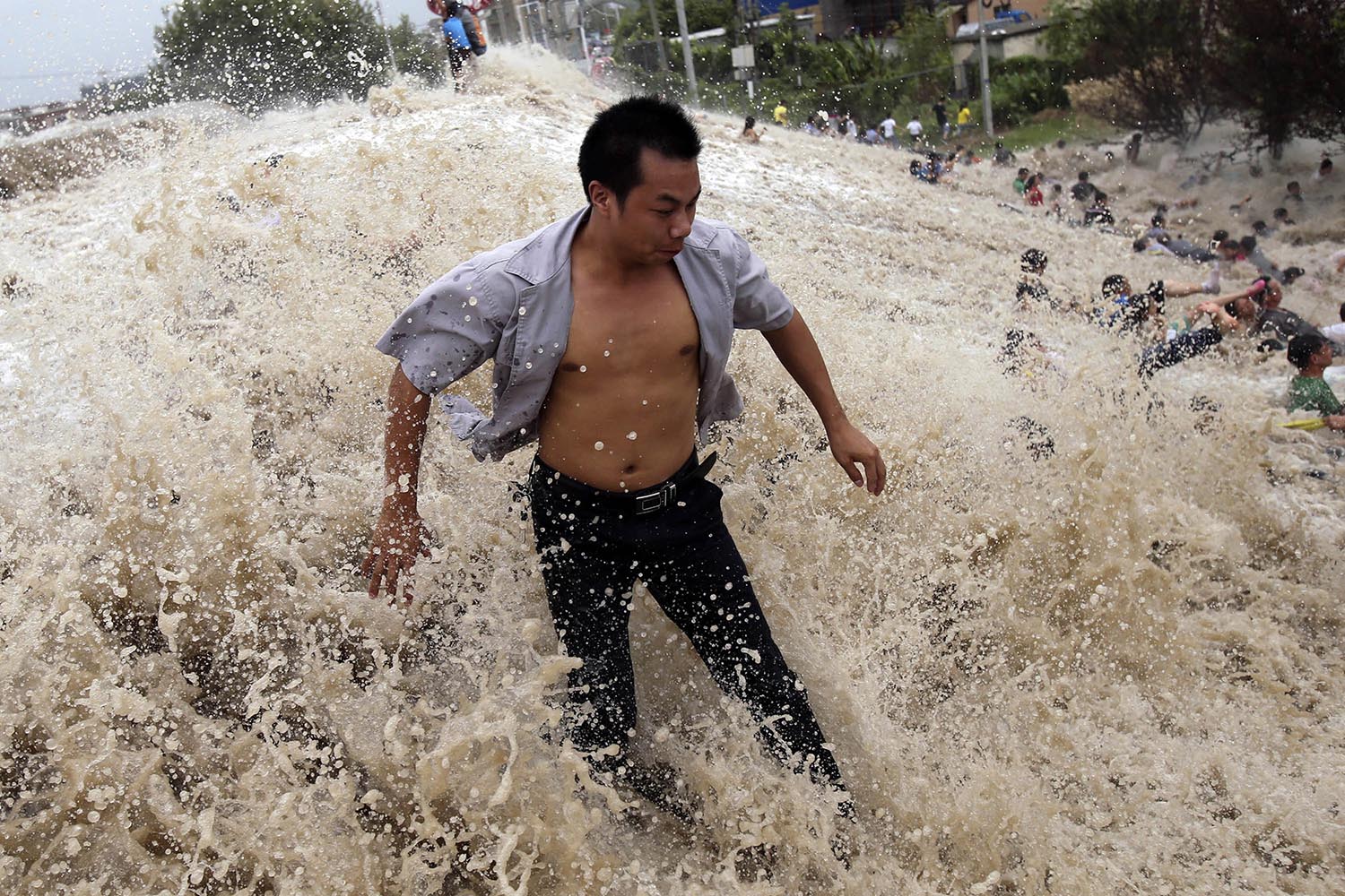 Especial Esperando la ola. Un hombre intenta no ser barrido por el río Qiantang en Haining (China)