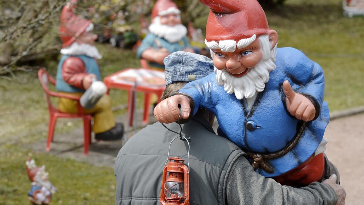 Especial Un mundo pequeño. Cargando un gnomo de jardín en el Parque de Gnomos de Trusetal, Alemania