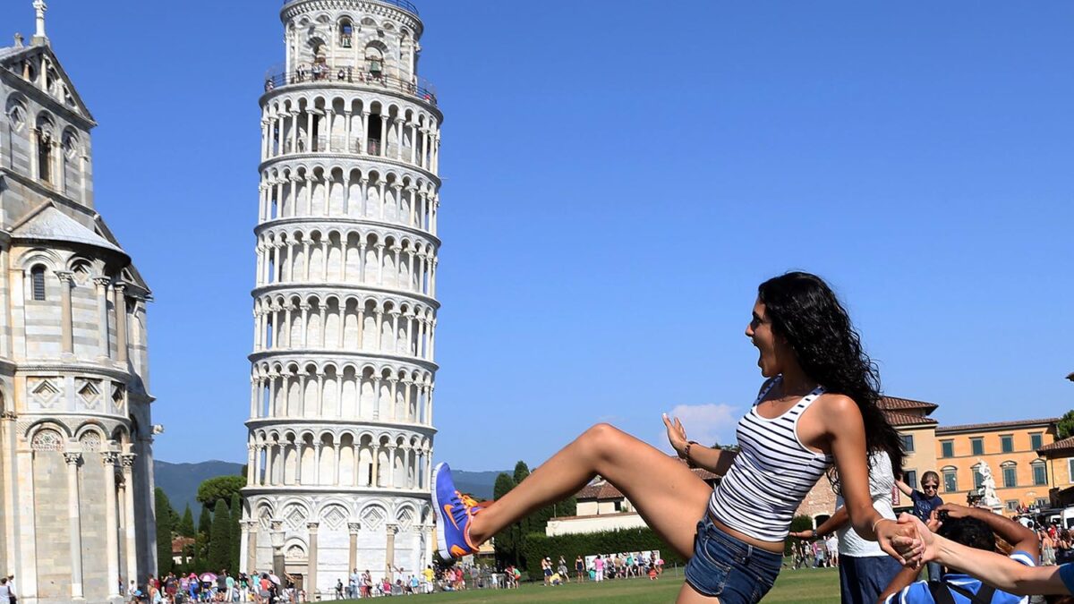 Especial Un mundo pequeño. Simulando que sostiene la Torre de Pisa para obtener una simpática foto