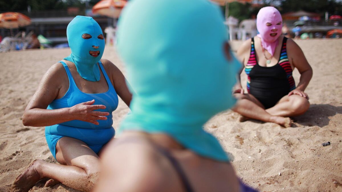 Especial Un mundo pequeño. En la playa de Qingdao, China, es habitual el uso de máscaras de nailon