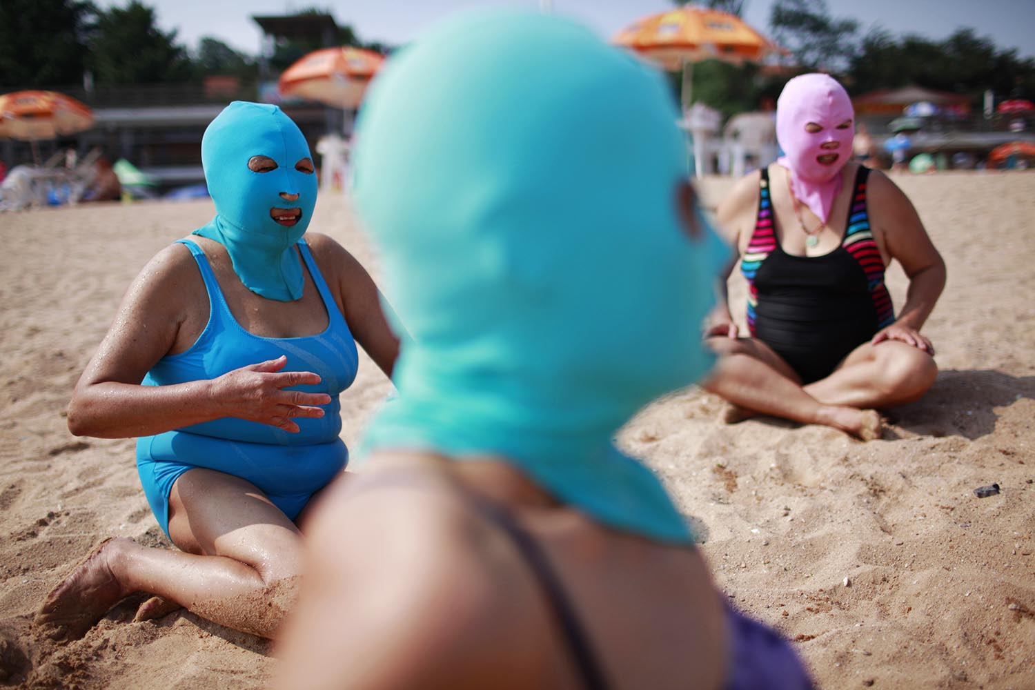 Especial Un mundo pequeño. En la playa de Qingdao, China, es habitual el uso de máscaras de nailon
