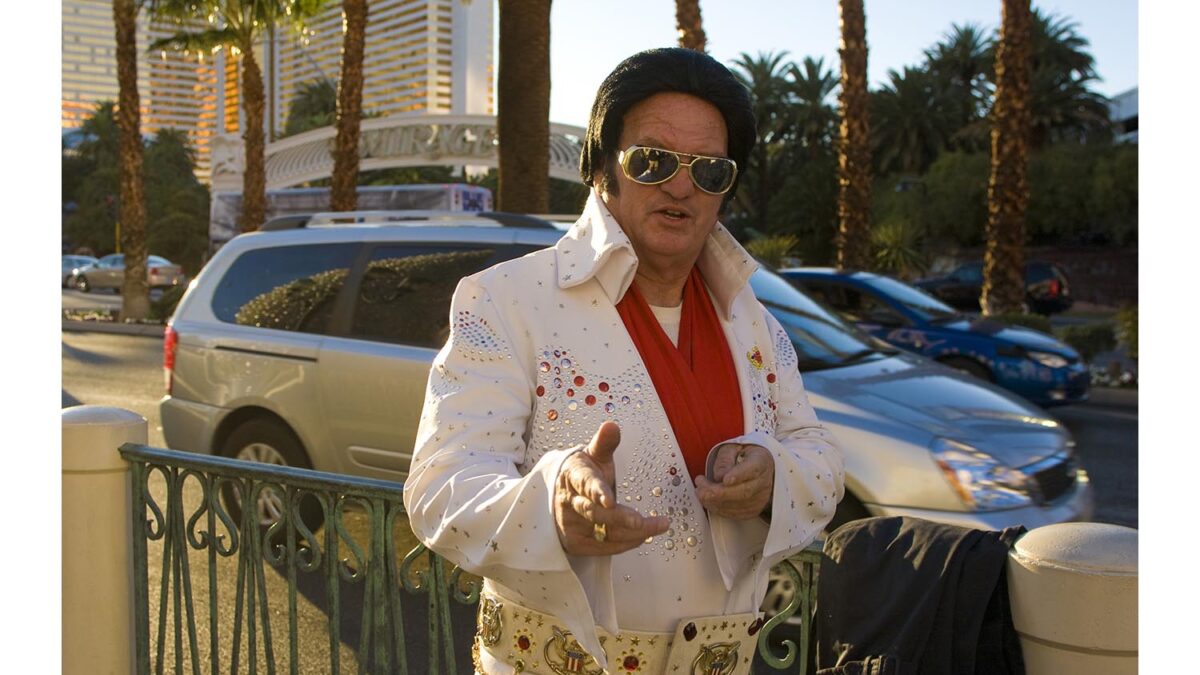 Especial Un mundo pequeño. Un imitador de Elvis Presley posa ante el hotel-casino The Venetian