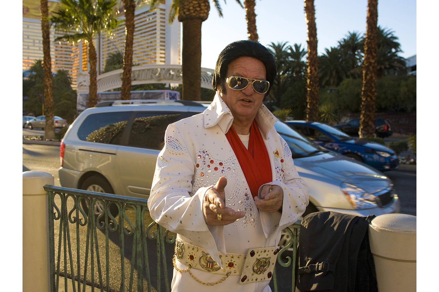 Especial Un mundo pequeño. Un imitador de Elvis Presley posa ante el hotel-casino The Venetian