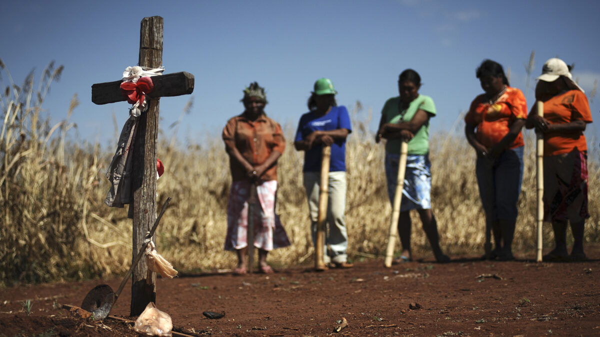 Especial Los indígenas de Brasil. Un grupo de guaraníes ante la tumba de un vecino asesinado