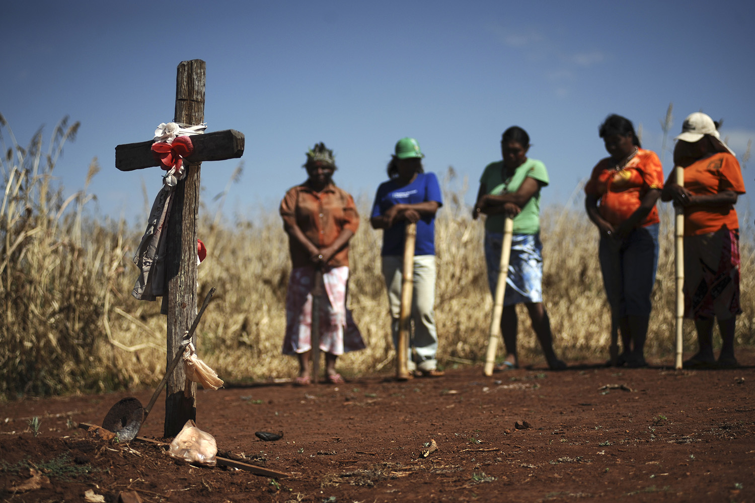 Especial Los indígenas de Brasil. Un grupo de guaraníes ante la tumba de un vecino asesinado