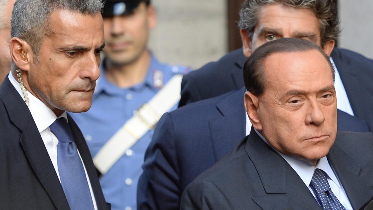 Berlusconi dice que «él solo» pidió la dimisión del gobierno de los ministros de su partido