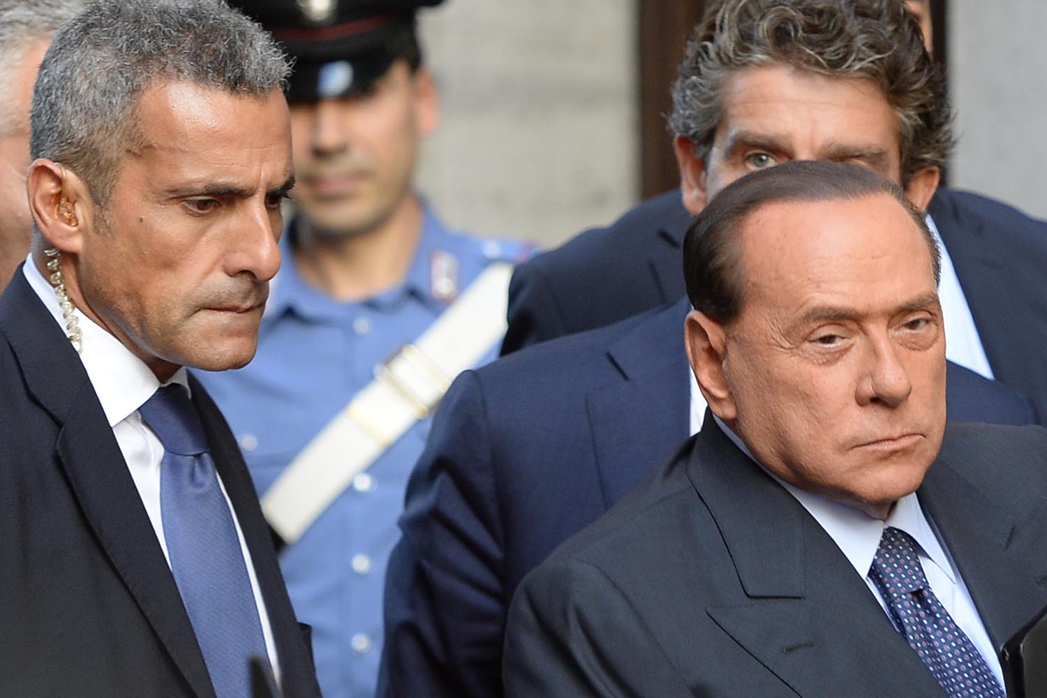 Berlusconi dice que «él solo» pidió la dimisión del gobierno de los ministros de su partido