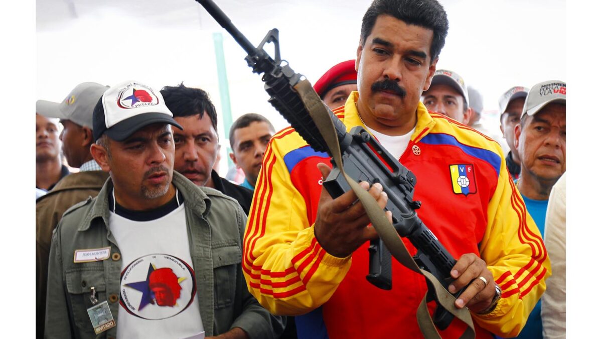 Especial Maduro. Sosteniendo un fusil durante la destrucción de 100 armas de fuego en Caracas