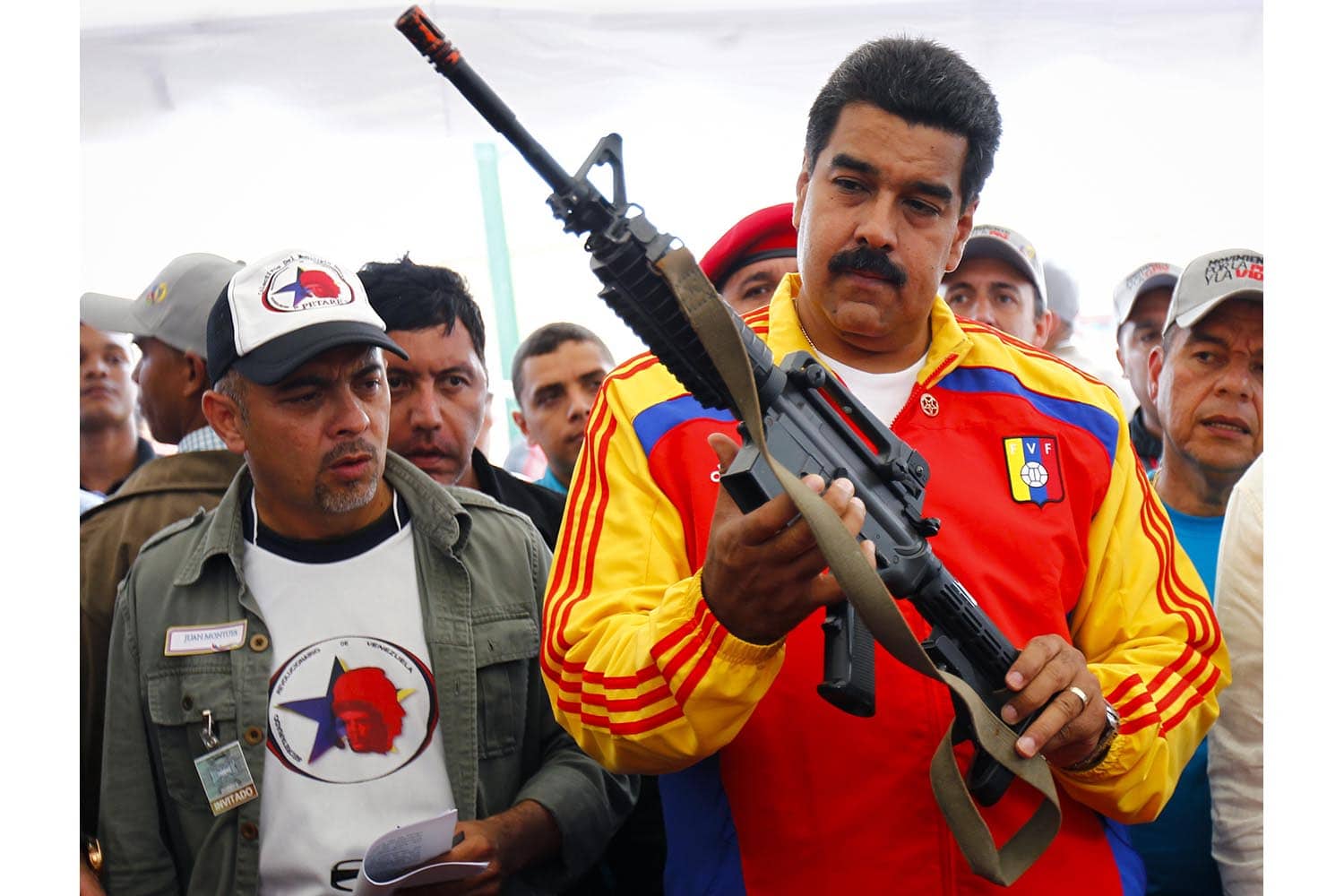 Especial Maduro. Sosteniendo un fusil durante la destrucción de 100 armas de fuego en Caracas