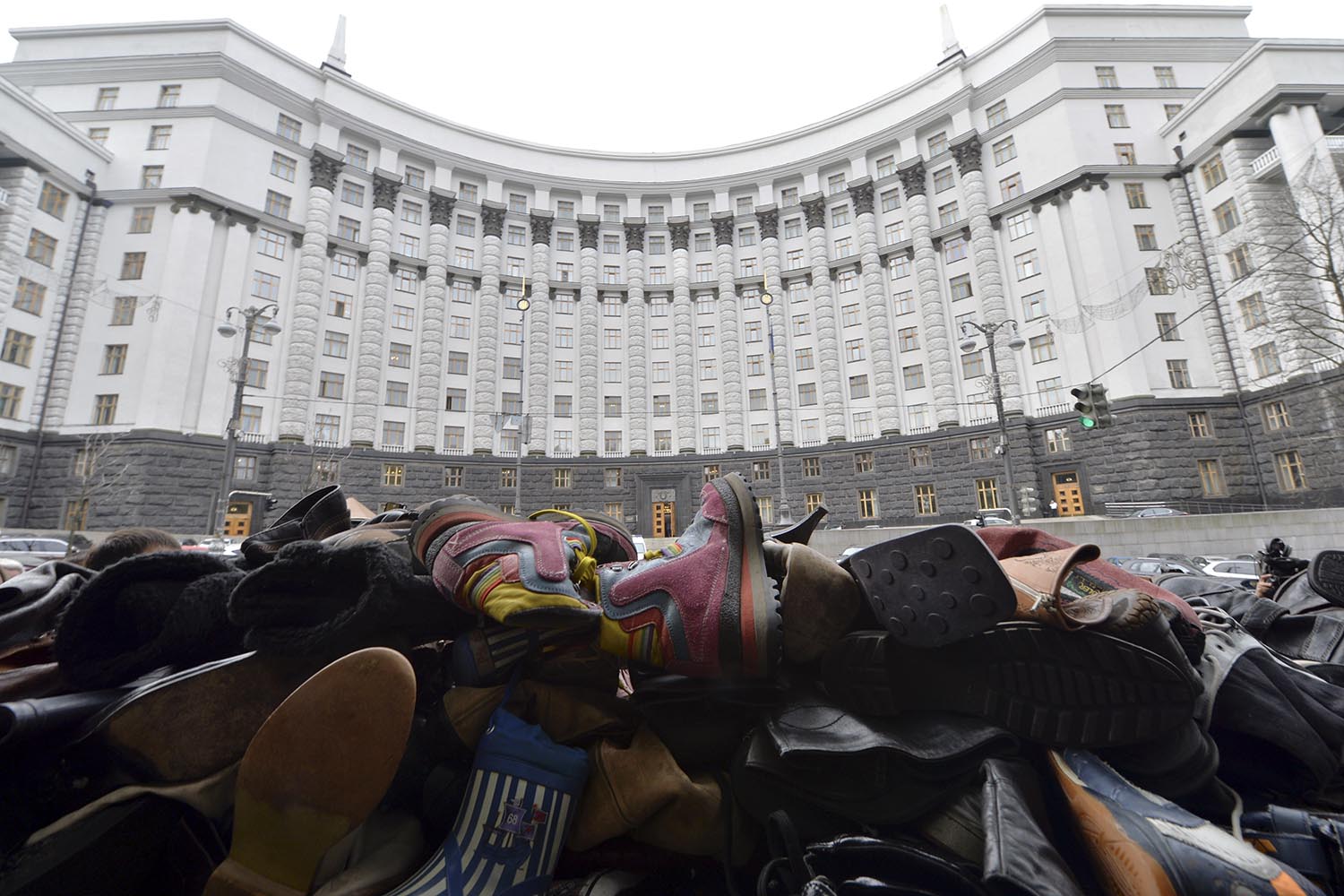 Cientos de pares de zapatos ante el gobierno de Ucrania en protesta por los muertos de VIH/Sida