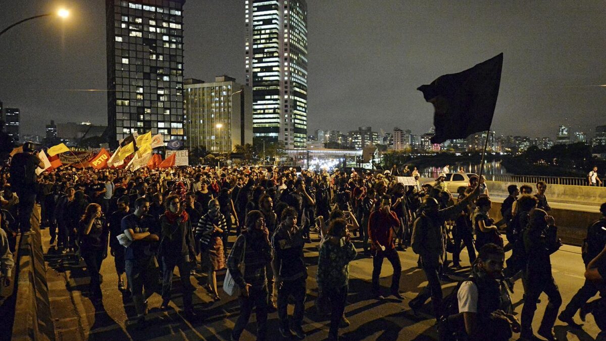 Una manifestación de maestros acaba en enfrentamientos entre los antisistema y la policía en Brasil