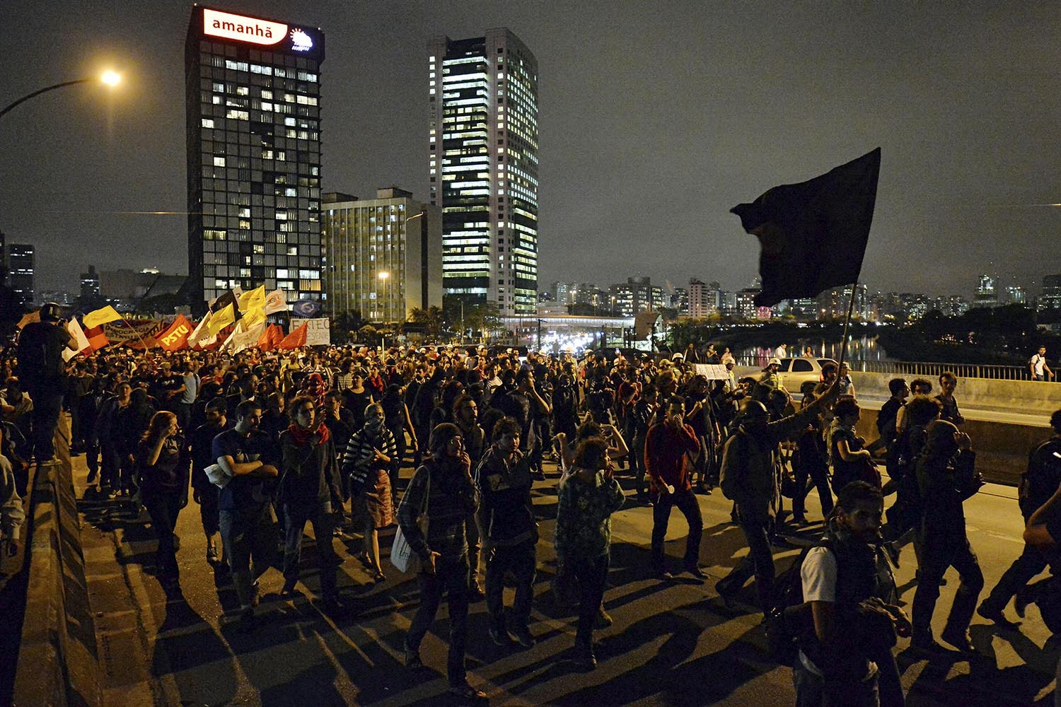 Una manifestación de maestros acaba en enfrentamientos entre los antisistema y la policía en Brasil