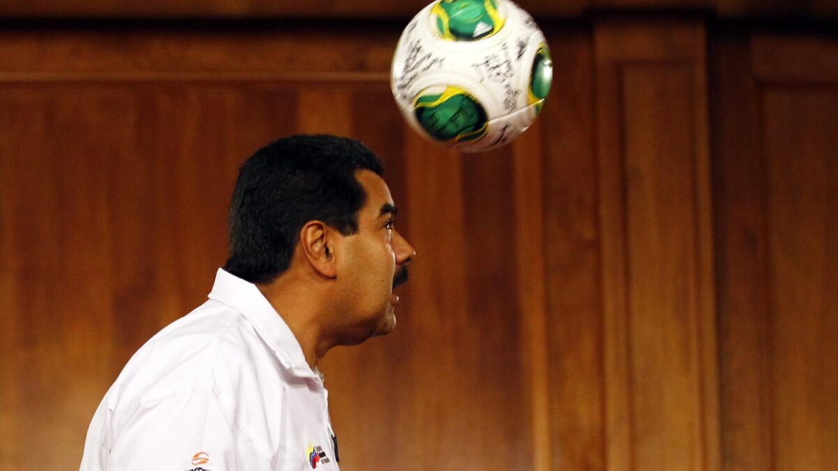 Especial Maduro. Jugando con un balón de fútbol con la selección masculina Sub-17