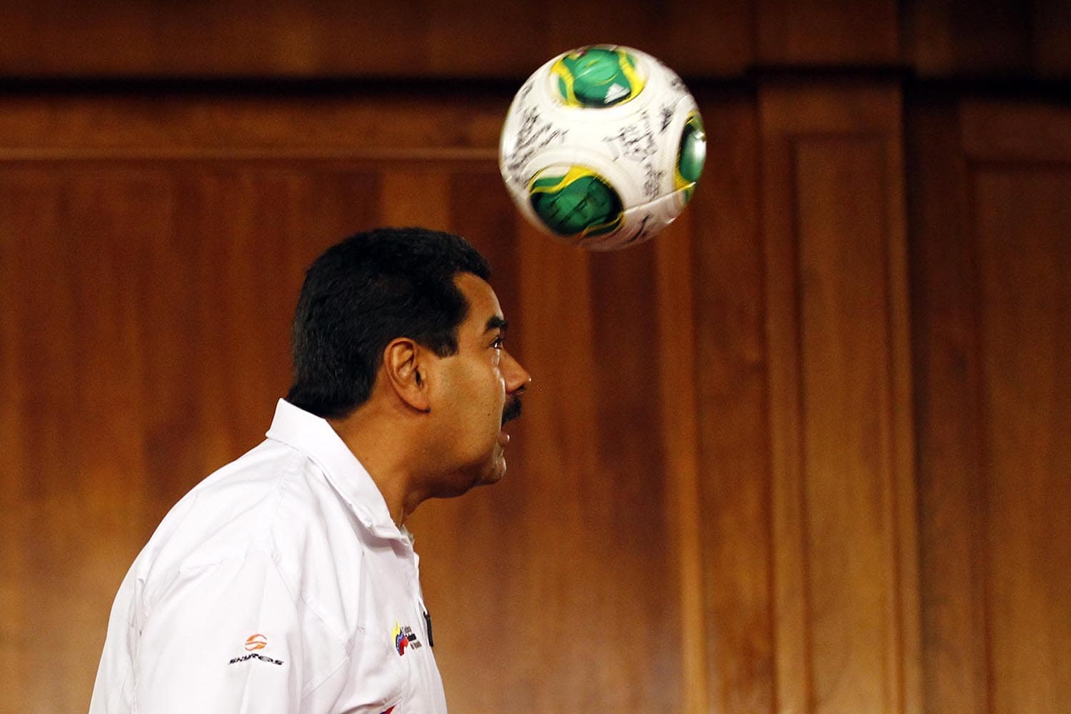 Especial Maduro. Jugando con un balón de fútbol con la selección masculina Sub-17