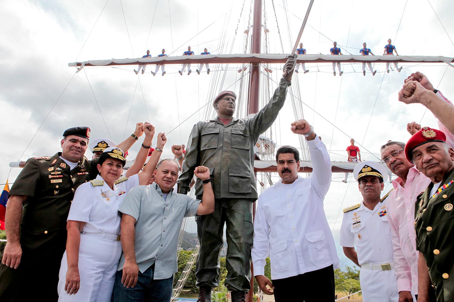 Especial Maduro. Levantando el puño «revolucionario y bolivariano» en la Escuela Naval de Venezuela
