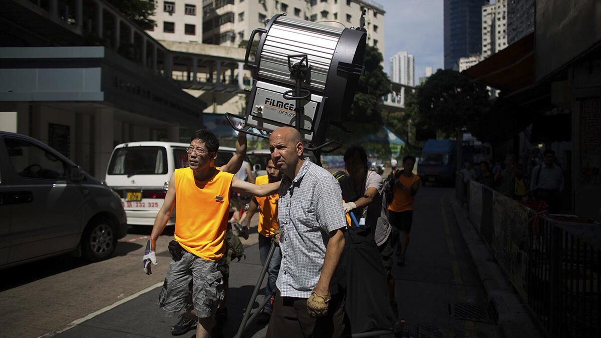 El director Michael Bay y el equipo de rodaje de ‘Transformers 4’ es atacado en Hong Kong