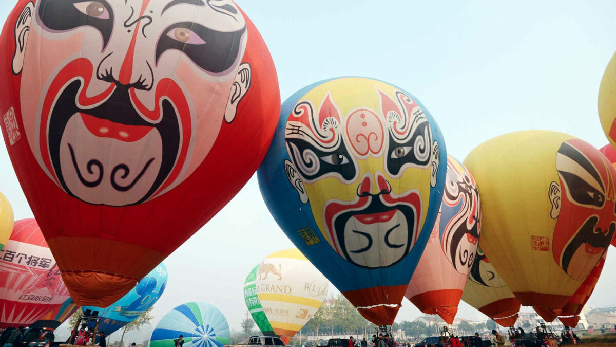 200 personas de toda China participan en una competición de globos aerostáticos en Hong’an