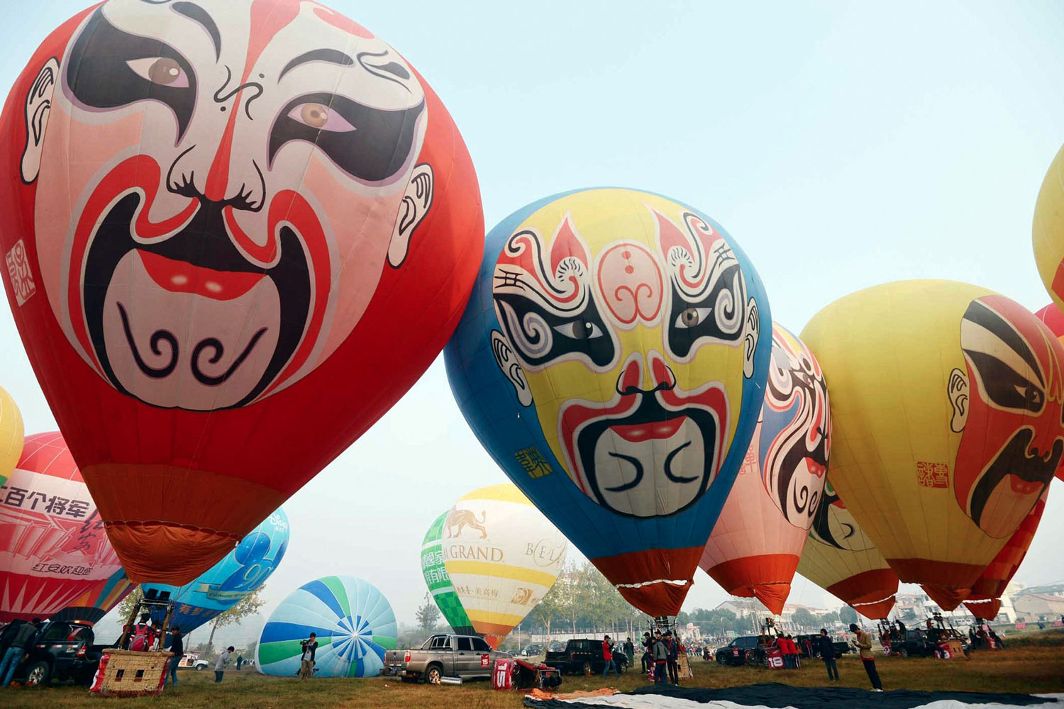 200 personas de toda China participan en una competición de globos aerostáticos en Hong'an