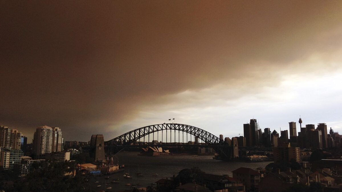 Sídney amanece cubierta por una nube de humo causada por más de 60 incendios forestales en Australia