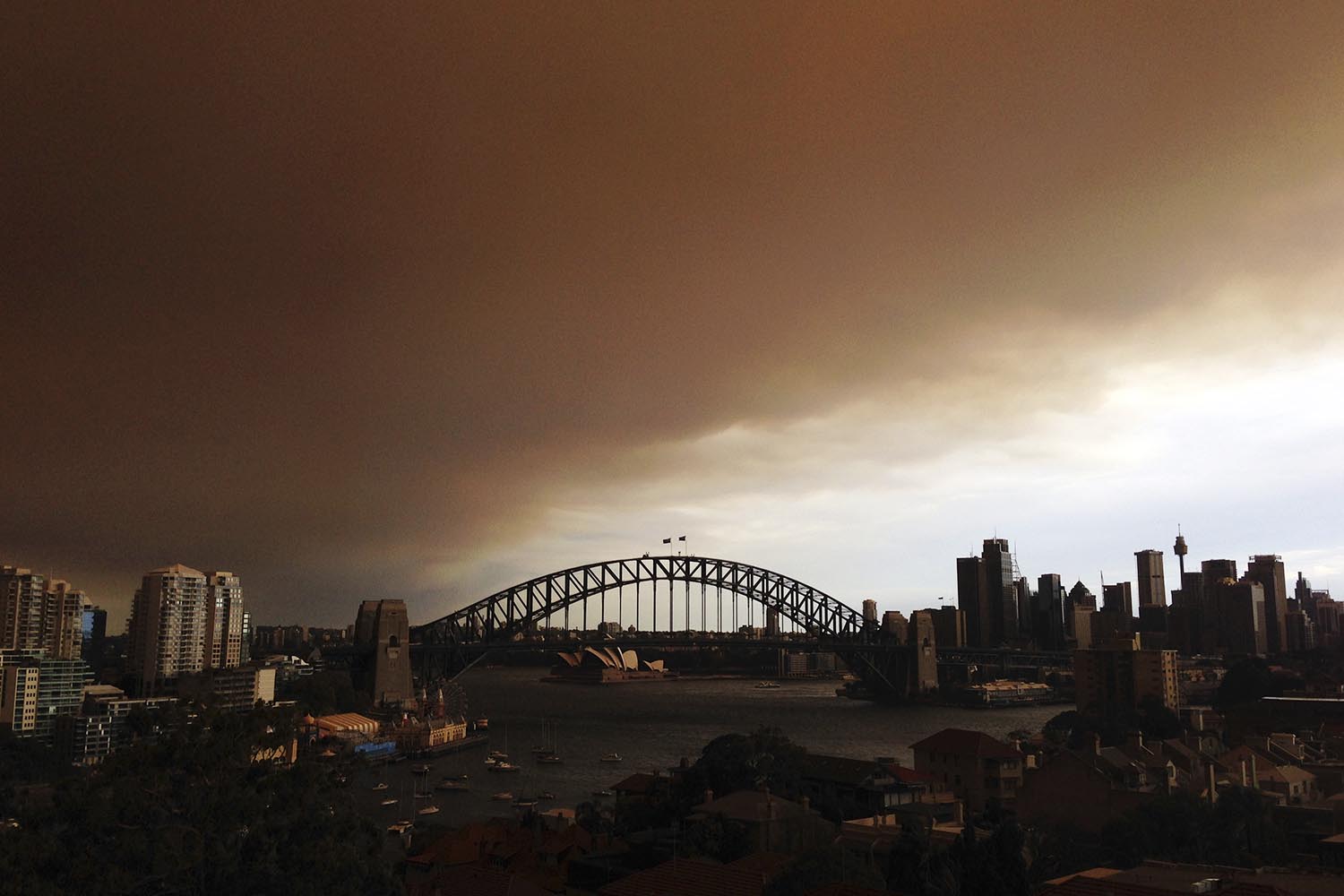 Sídney amanece cubierta por una nube de humo causada por más de 60 incendios forestales en Australia