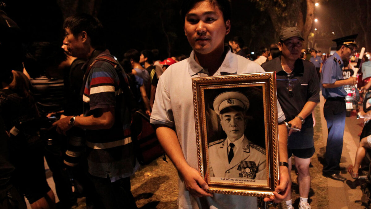 Un funeral multitudinario da el último adiós al general vietnamita Vo Nguyen Giap