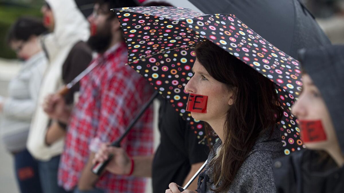 Paige Cofield y otros activistas antiaborto protestan ante la Corte Suprema de EE UU