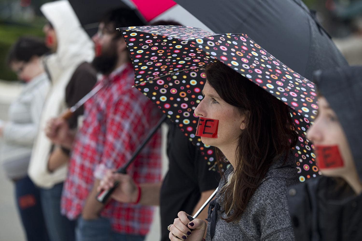 Paige Cofield y otros activistas antiaborto protestan ante la Corte Suprema de EE UU